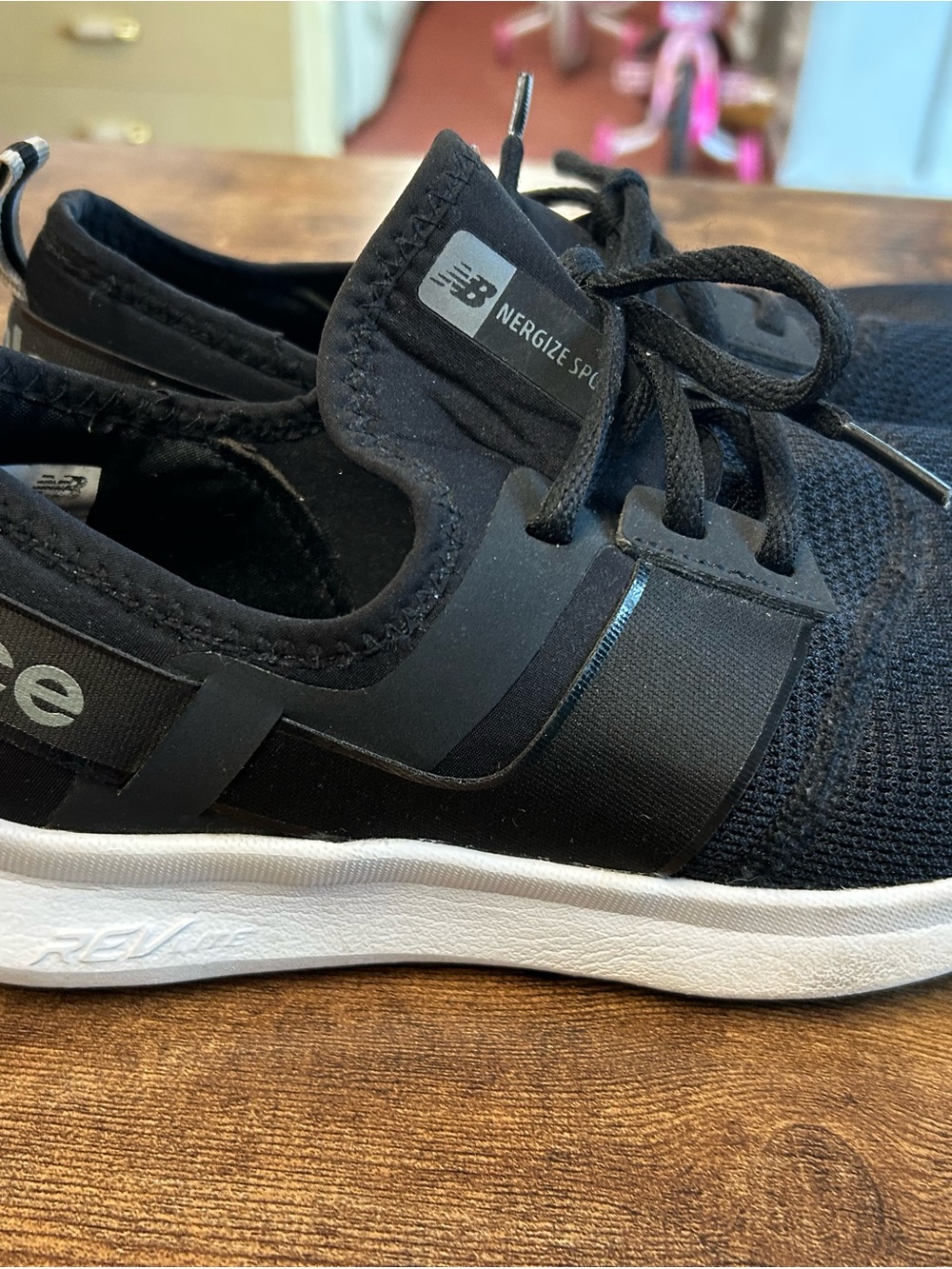 New Balance Black and White Women's Athletic Slip-On Sz8.5 Sneaker